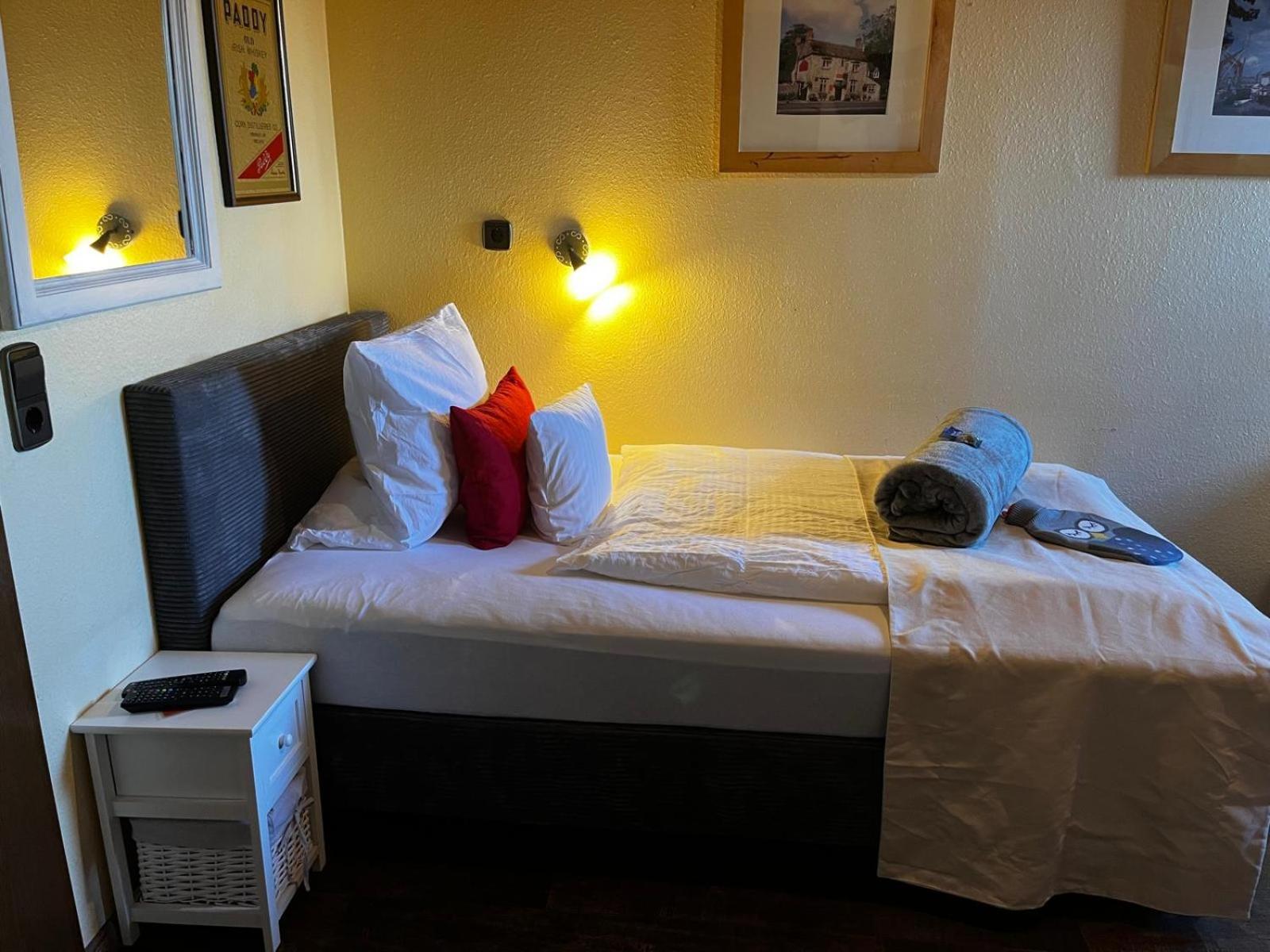 Henblas Hotel Neuenrade Экстерьер фото